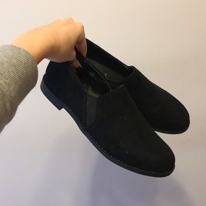 Plain, black shoes.Very casual.